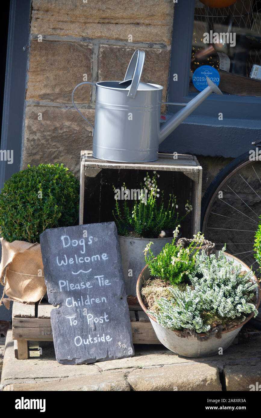 La Fabuleuse boutique de cadeaux de Bay sur la colline de Bay Bank dans le Populaire Seaside Village de Robin Hods Bay North Yorkshire Angleterre Royaume-Uni Banque D'Images