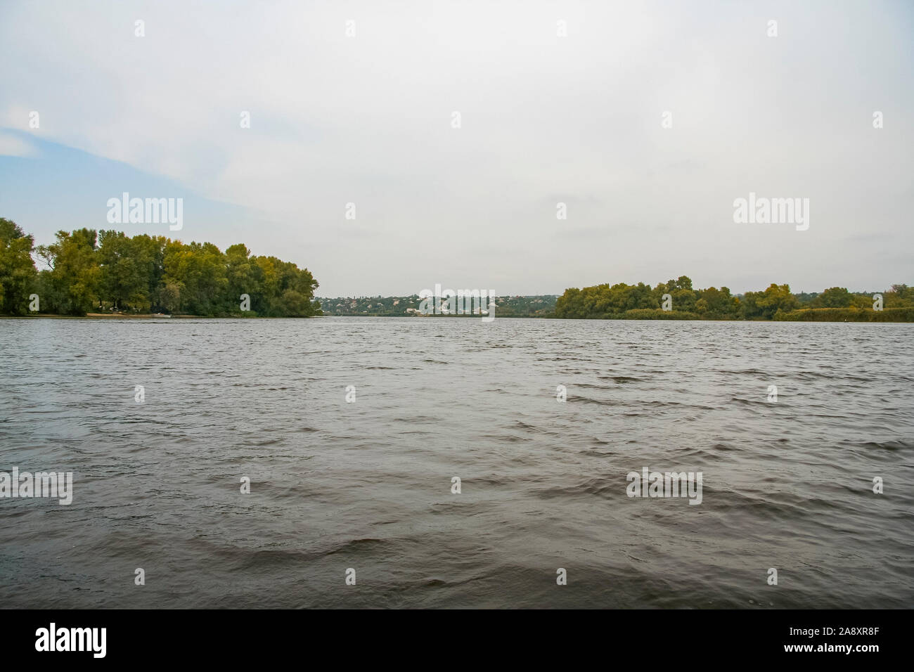 Les eaux sombres du Dniepr dans le Kushugum réservoir sur une journée d'automne. Région de Zaporijia, en Ukraine. Juin 2012 Banque D'Images