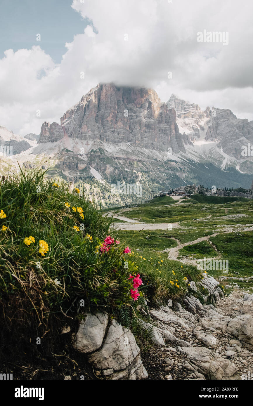 Vacances d'été dans les Dolomites, Italie. Randonnée dans les montagnes. Via ferrata. Lever du soleil à Alpe di Siusi/Seiser alm. Neige. Banque D'Images