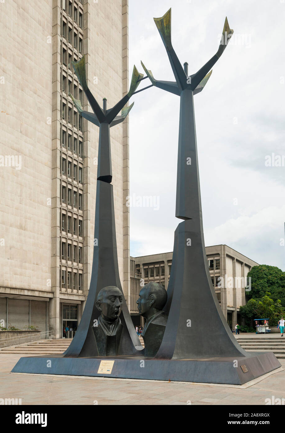 La sculpture "Hommage à Médecins" (Drs Guillermo Gaviria et Gilberto Echeverri) à l'extérieur les bâtiments du gouvernement à Medellin, Colombie. Banque D'Images