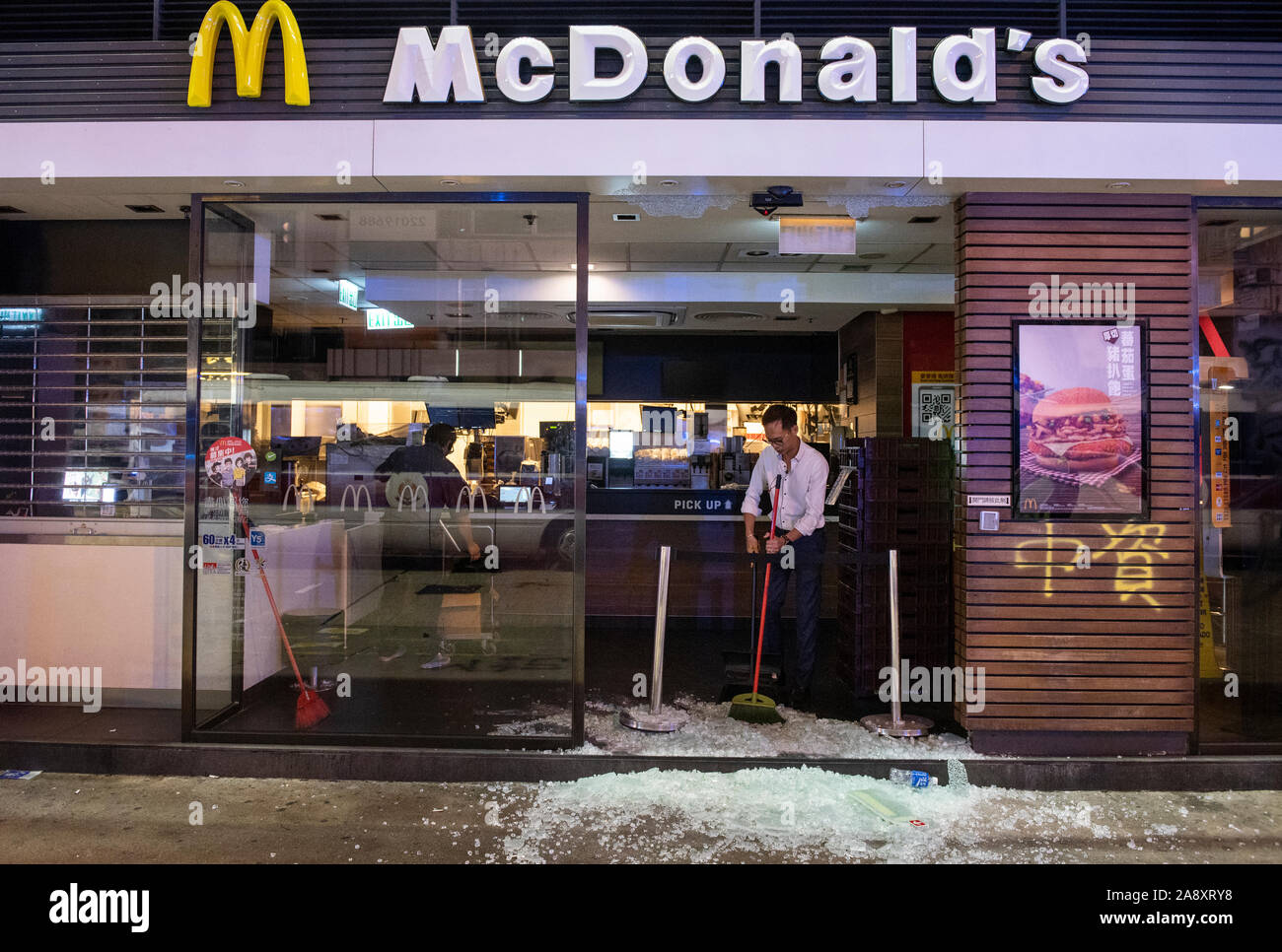 Hong Kong, Chine. 11Th Nov, 2019. McDonald's workers nettoyer le plancher  de verre cassé après les manifestants ont saccagé le restaurant pendant la  manifestation.des manifestants anti-gouvernement ont organisé une grève  générale, la