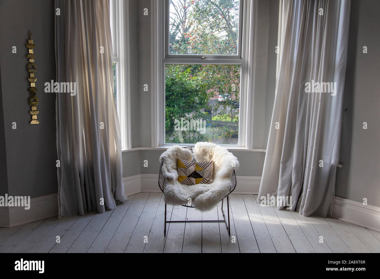 Fauteuil moderne recouvert de tissus d'ameublement dans une salle lumineuse Banque D'Images