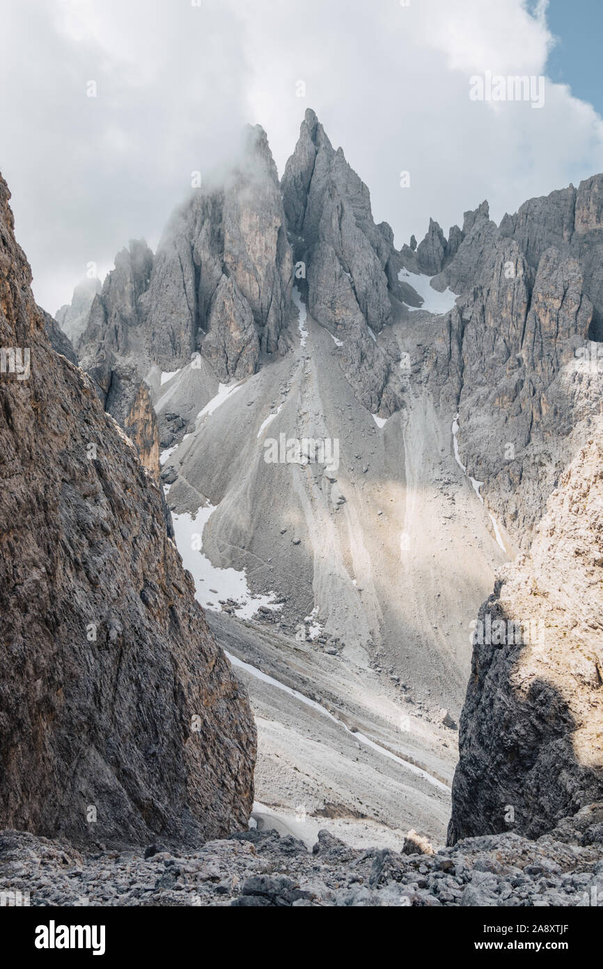 Vacances d'été dans les Dolomites, Italie. Randonnée dans les montagnes. Via ferrata. Lever du soleil à Alpe di Siusi/Seiser alm. Neige. Banque D'Images