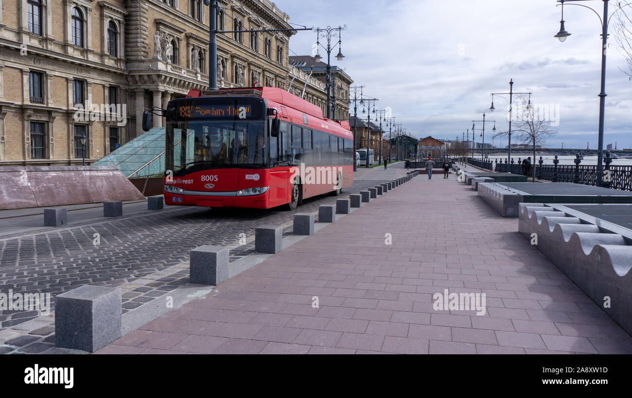 Budapest Hongrie 03 16 2019 un trolleybus arrive à la place Fővám,fond de la baleine (Bálna hongrois) Banque D'Images