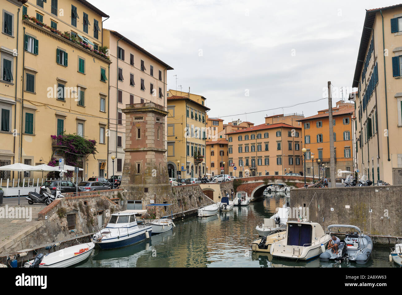 LIVORNO, ITALIE - 11 juillet 2019 : avec canal et la tour. Livourne a été fondée en 1017 comme l'une des petites forteresses côtières la protection de Pise. Banque D'Images