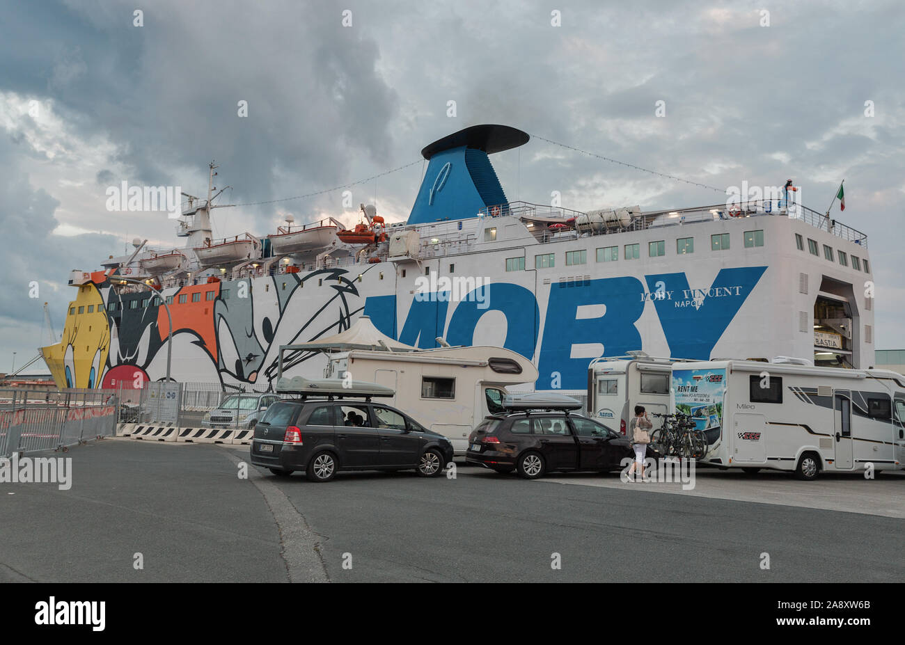 LIVORNO, ITALIE - 12 juillet 2019 : Tôt le matin, transport de passagers et de chargement sur un ferry Moby Vincent. La préparation à partir du port de Livourne à Bastia Banque D'Images