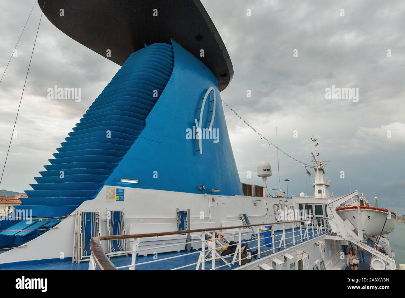 LIVORNO, ITALIE - 12 juillet 2019 : Tôt le matin les passagers se reposer sur une plate-forme de Moby Vincent ferry. C'est une compagnie de transport Italien Banque D'Images