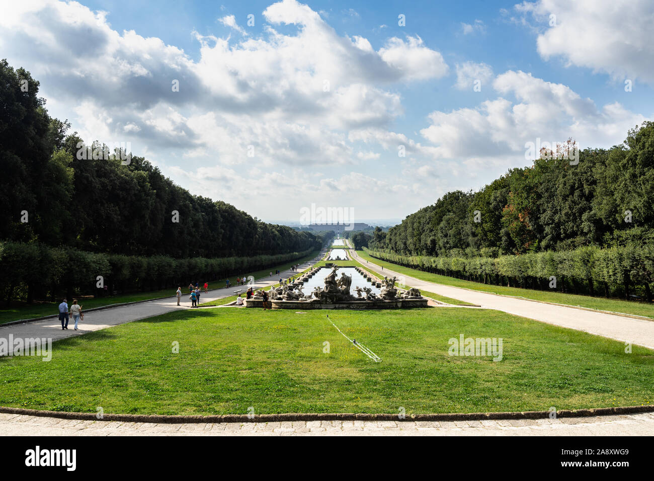 L'imposant jardins du Palais Royal de Caserte, qui s'étend autour d'une chaîne de fontaines et bassins pendant plus de 3 km, Florence, Italie, Octobre 201 Banque D'Images