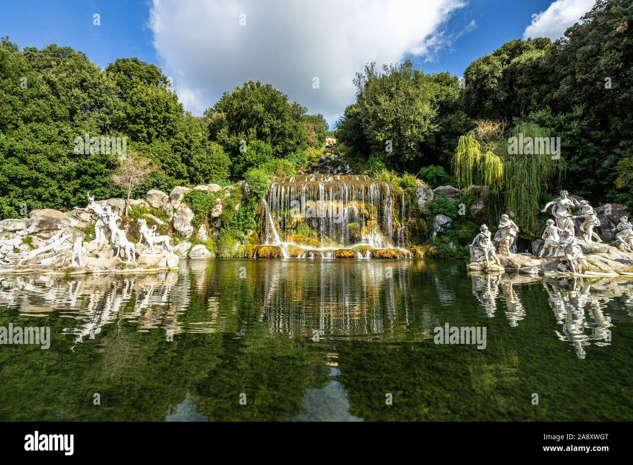 Vue de la Fontaine de Diane et Acteon et la grande cascade dans les jardins du Palais Royal de Caserte, Campanie, Italie Banque D'Images