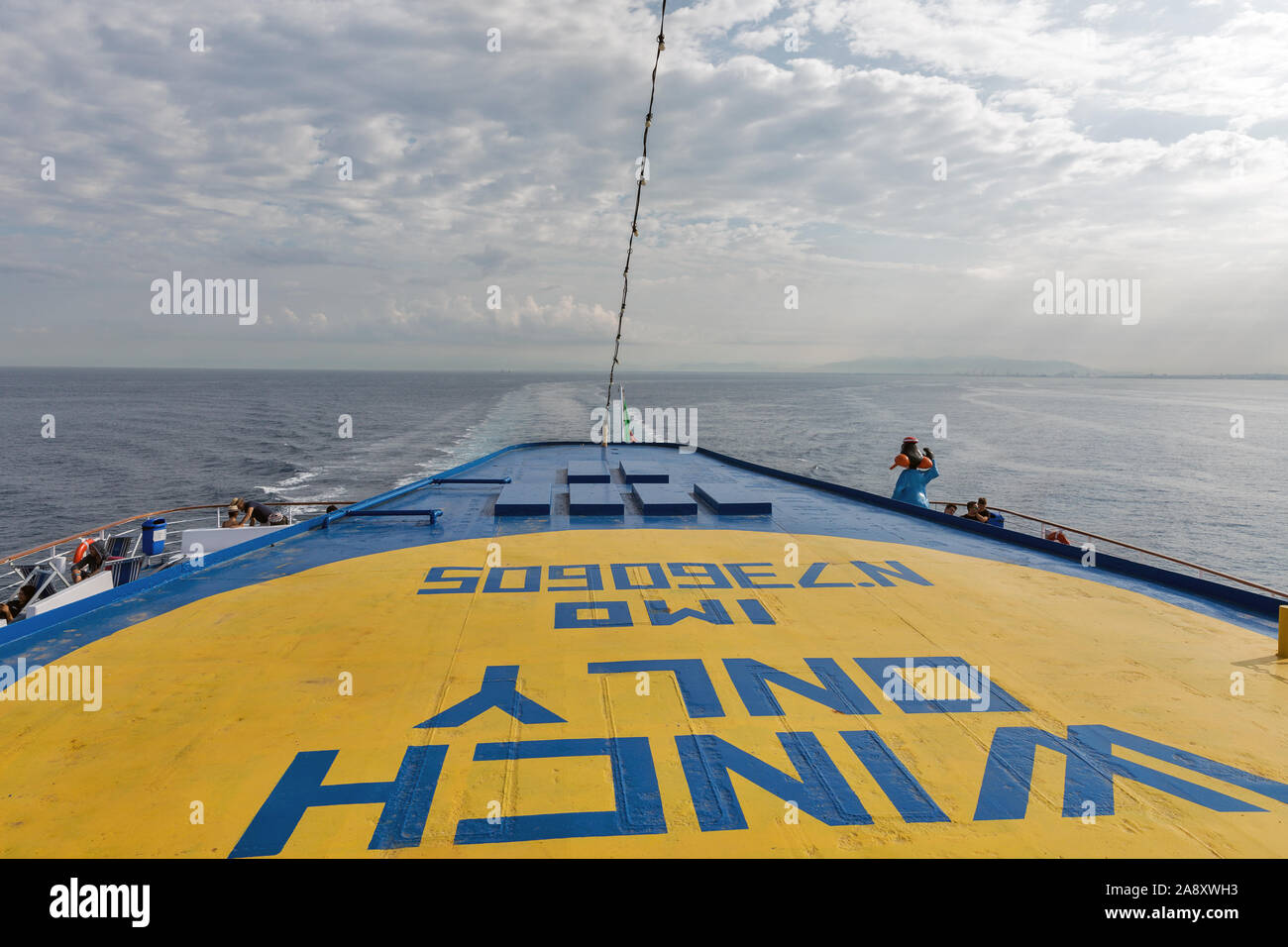 LIVORNO, ITALIE - 12 juillet 2019 : voyage des passagers sur le pont du Moby Vincent ferry bateau. Hélisurface Stern avec signe. Moby est un armateur italien Banque D'Images