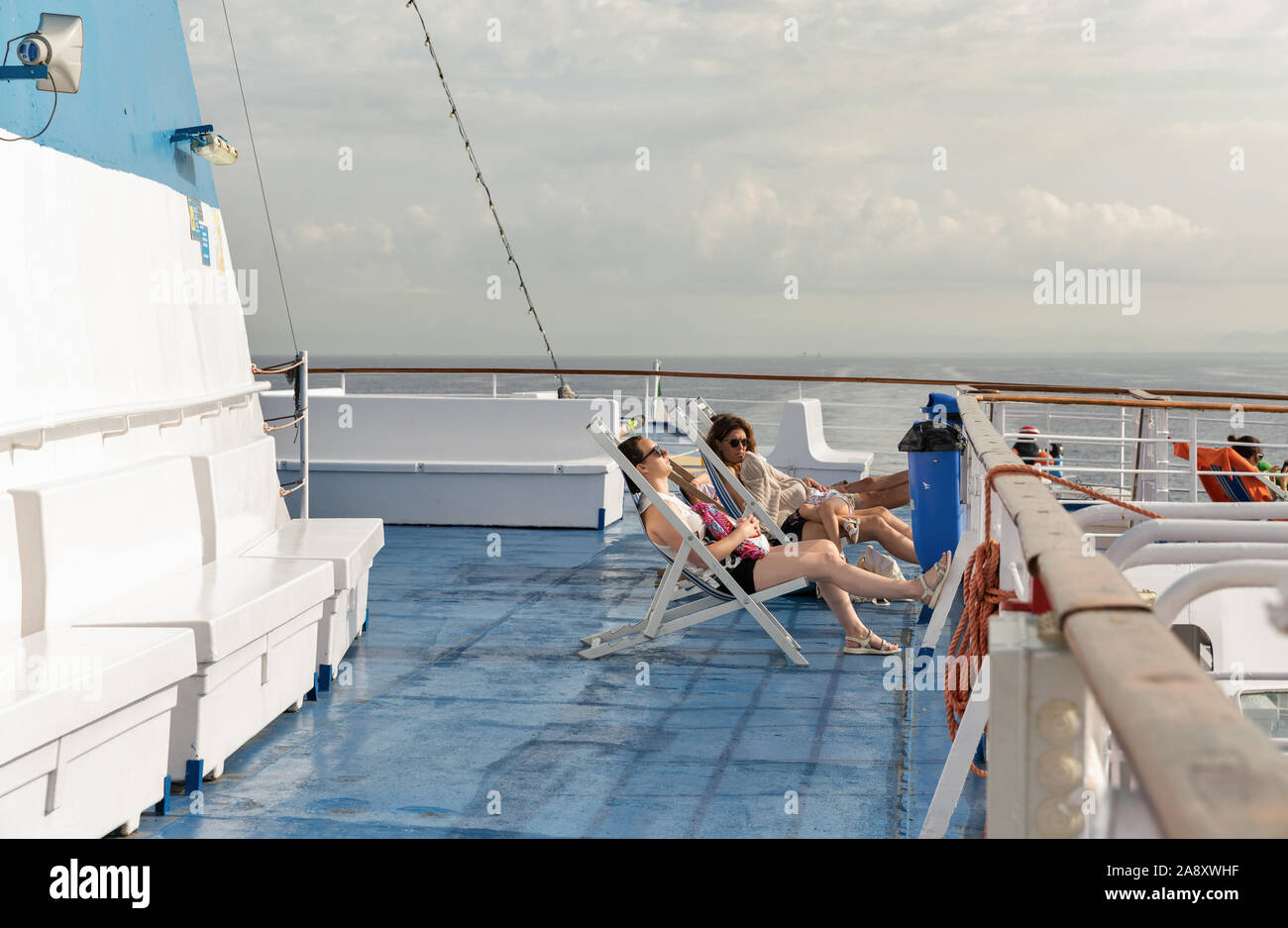 LIVORNO, ITALIE - 12 juillet 2019 : voyage des passagers sur le pont du navire Moby Vincent ferry Livourne à l'aube, à l'arrière-plan. Moby est un Italien shippi Banque D'Images