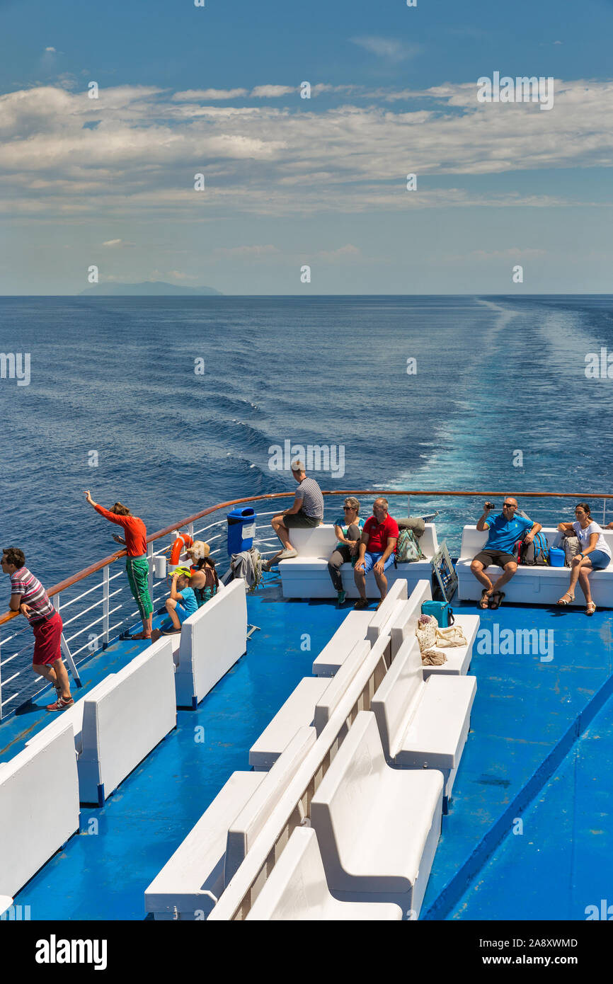 Corse, France - 12 juillet 2019 : voyage des passagers sur le pont du Moby Vincent ferry navire en mer Méditerranée. Moby est un armateur italien e Banque D'Images