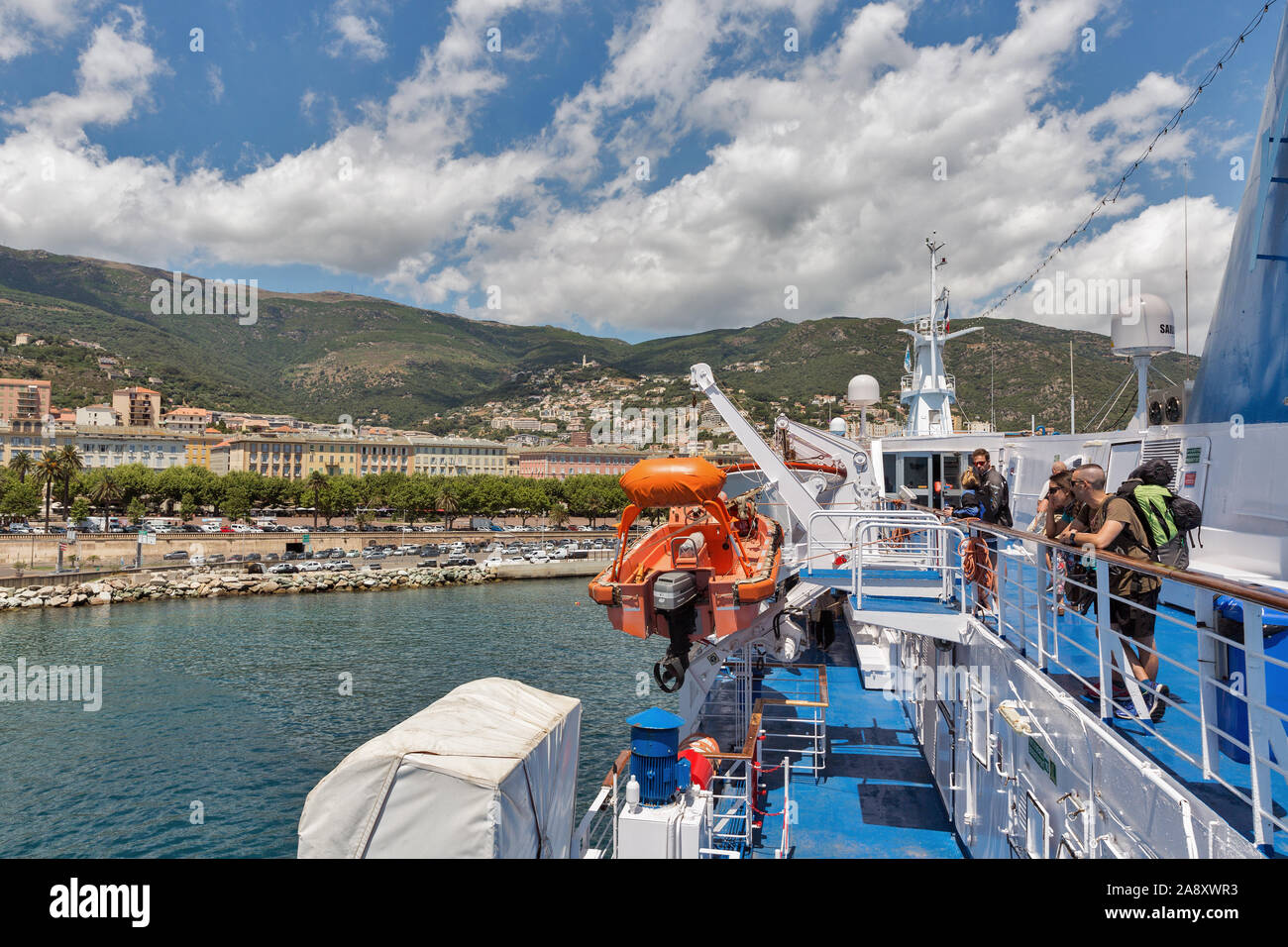 BASTIA, Corse, France - 12 juillet 2019 : voyage des passagers sur le pont du navire ferry Moby Vincent,la Corse en arrière-plan. Moby est un Italien Banque D'Images