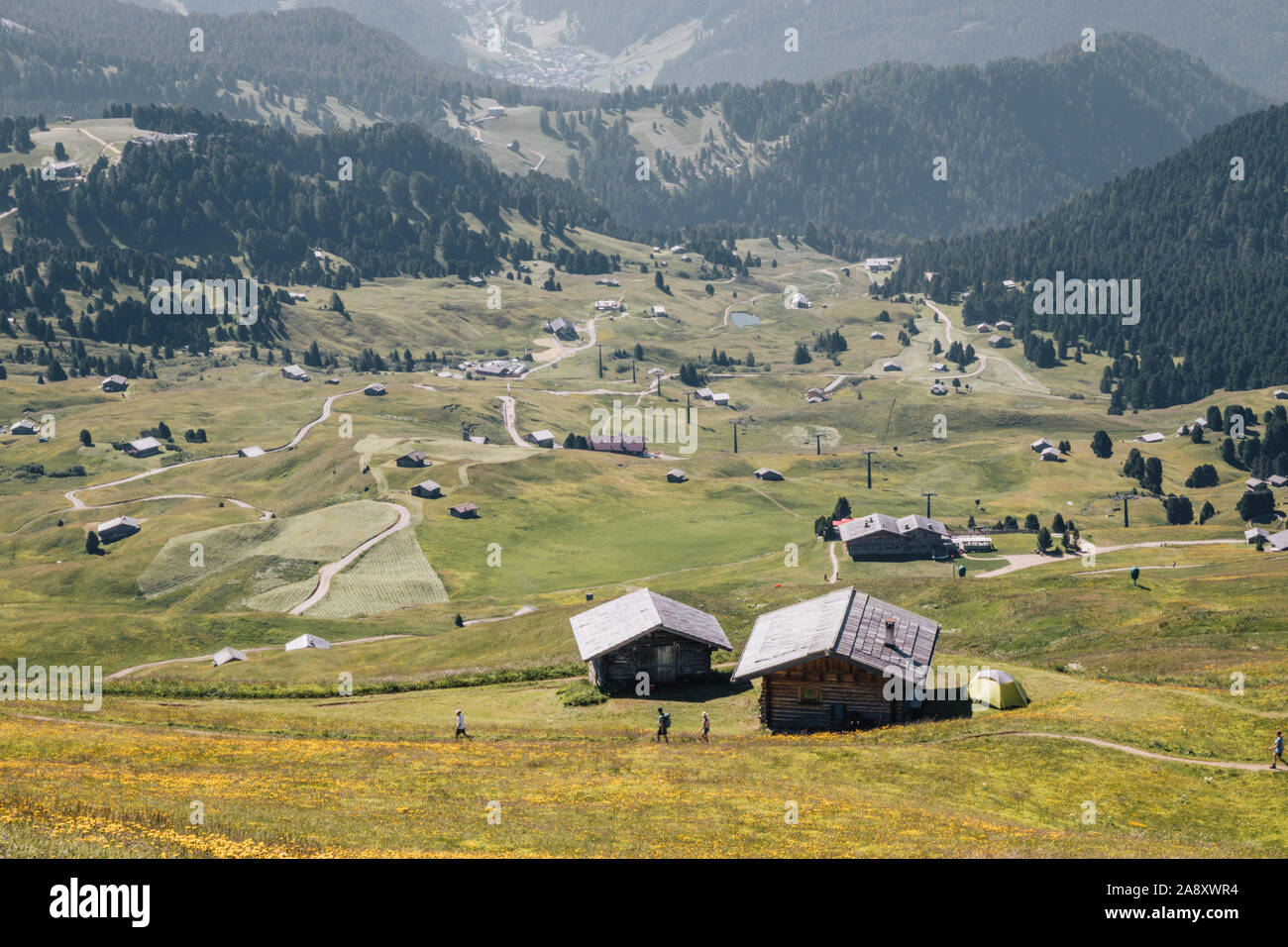 Vacances d'été dans les Dolomites, Italie. Randonnée dans les montagnes. Via ferrata. Lever du soleil à Alpe di Siusi/Seiser alm. Neige. Banque D'Images