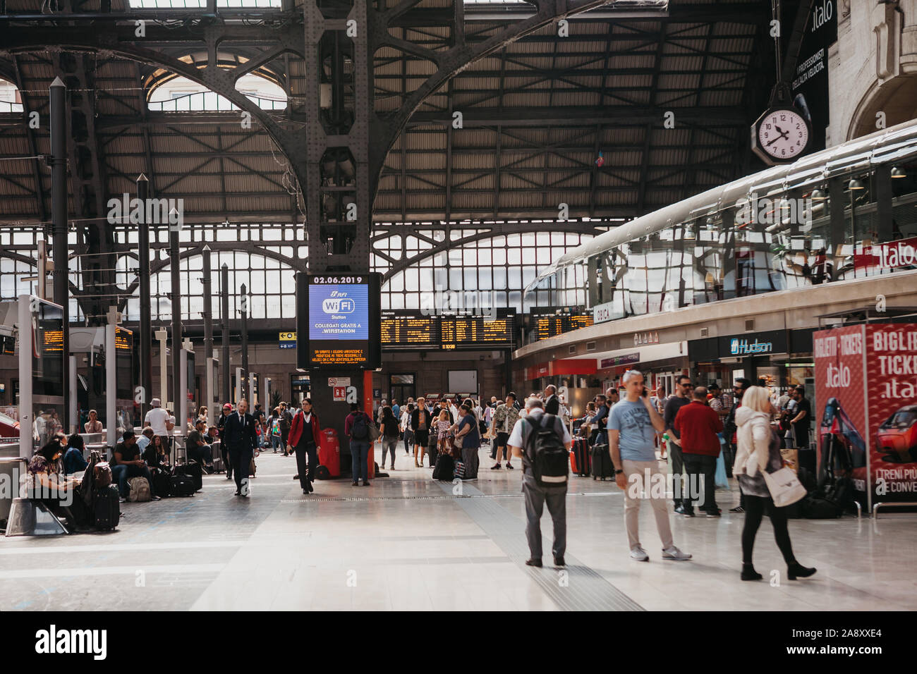 Italie, Milan, le 12 juillet 2019 : voir de l'intérieur et beaucoup de gens à la gare de Milan. Banque D'Images