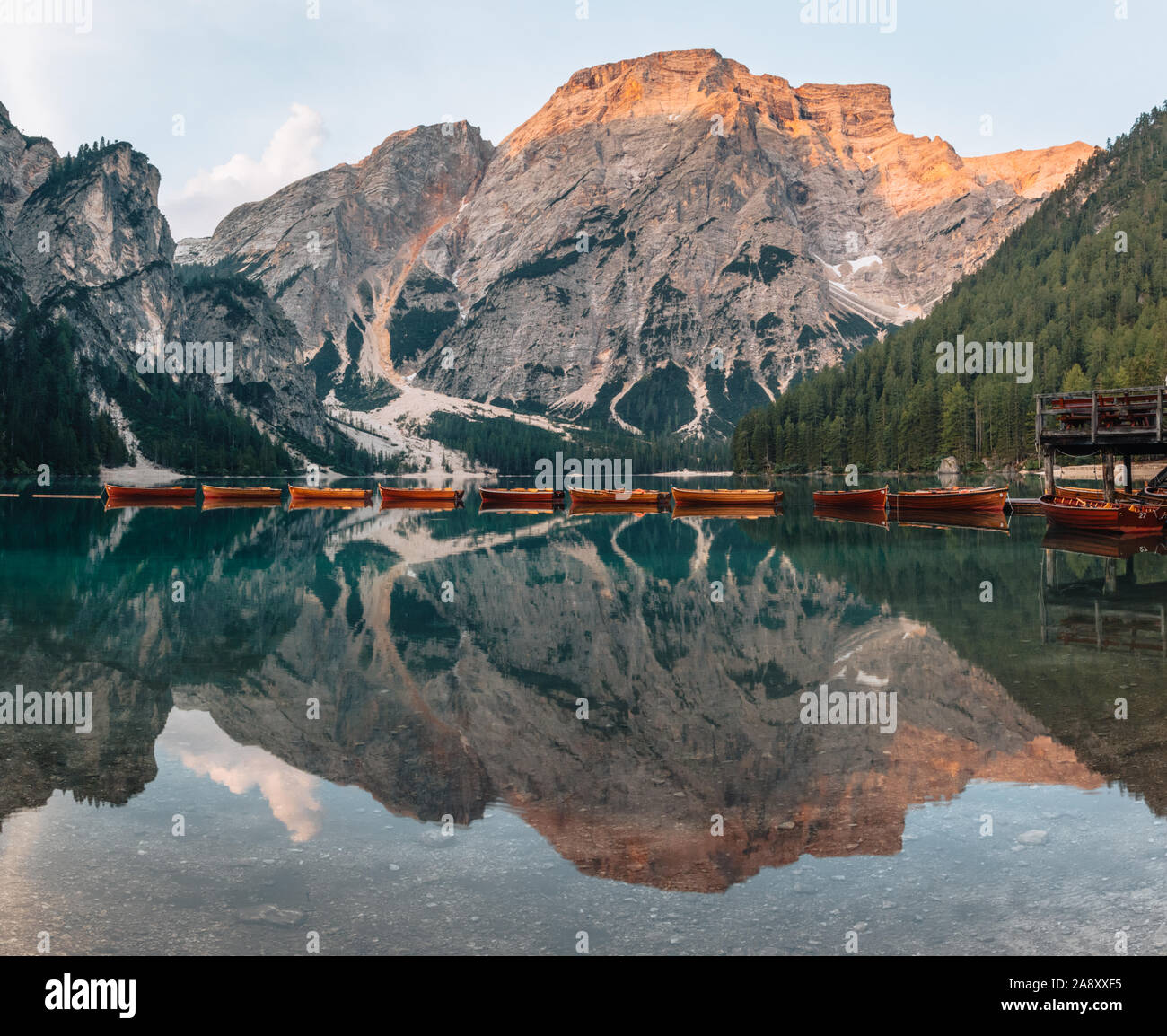 Vacances d'été dans les Dolomites, Italie. Randonnée dans les montagnes. Via ferrata. Lever du soleil à Alpe di Siusi/Seiser alm. Neige. Banque D'Images