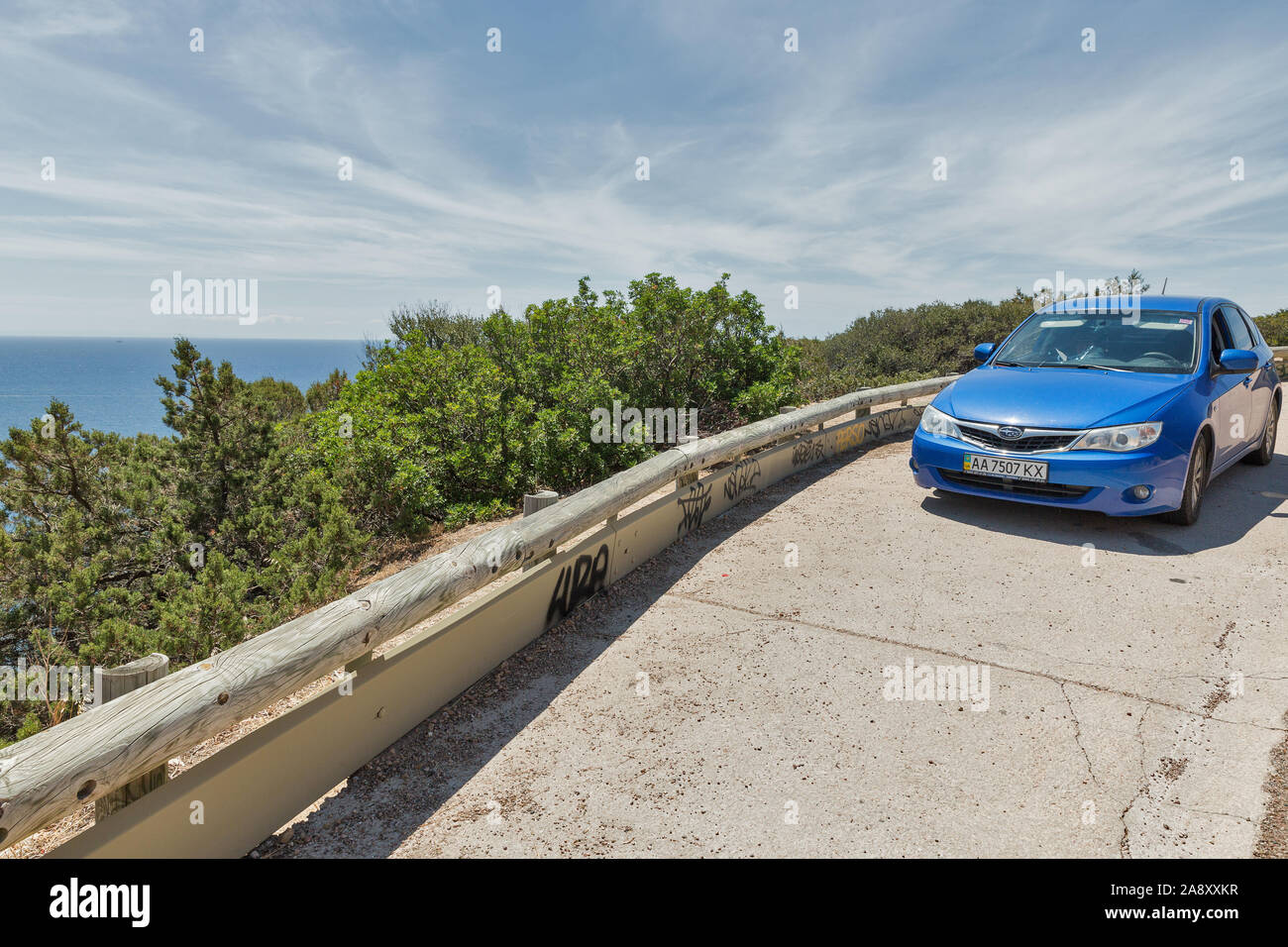 ROCCAPINA, corse, FRANCE - Juillet 17, 2019 : Audi voiture bleue garée sur le bord de la côte de Roccapina. La Corse est situé à au sud-est de l'ami Français Banque D'Images