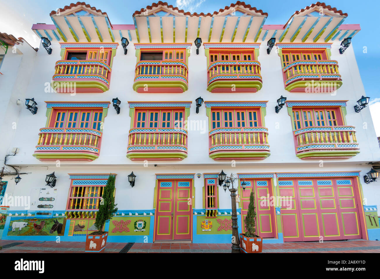 La façade de l'immeuble dans la ville de Guatapé, Colombie. Banque D'Images