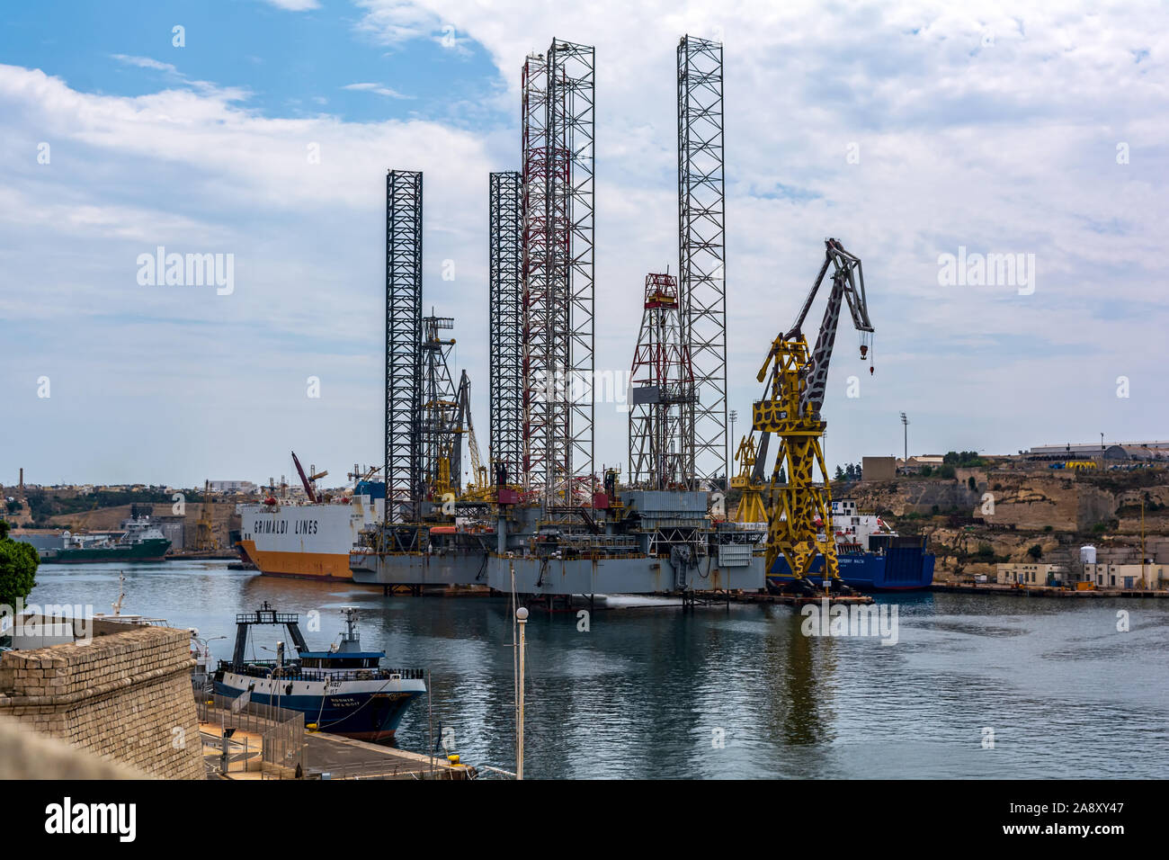 Grues dans les chantiers navals de Cospicua, dont un qui a été tourné à girafe Banque D'Images