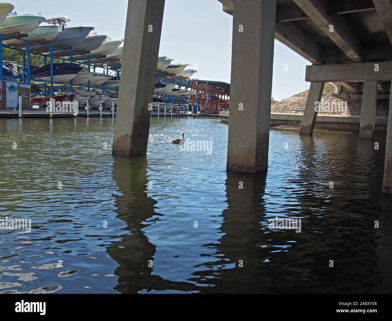 Stickney Road Bridge pilots dans les eaux du sud-ouest de la Floride Intracoastal Waterway, Florida, USA, le 30 octobre 2019, © Katharine Andriotis Banque D'Images