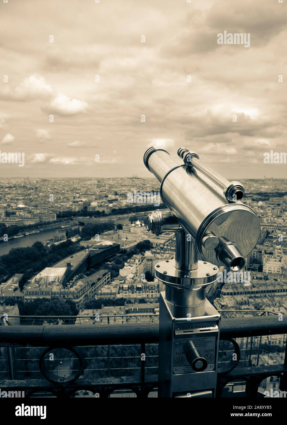 Télescope sur Tour Eiffel Banque D'Images