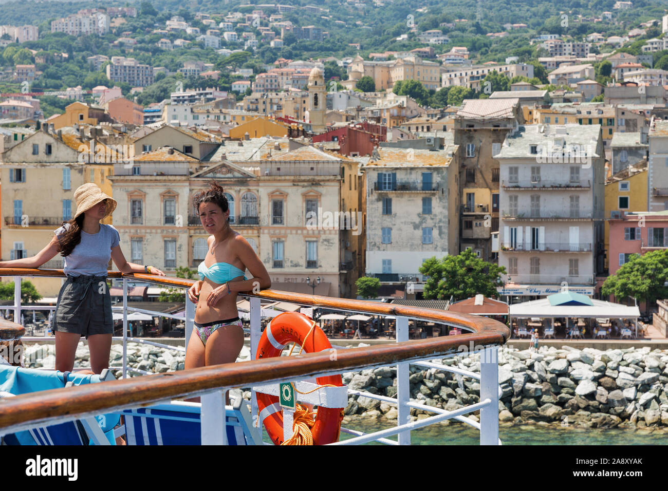 BASTIA, Corse, France - 23 juillet 2019 : voyage des passagers sur le pont du Moby Vincent ferry port, navire à passagers à l'arrière-plan. Moby est un Italia Banque D'Images