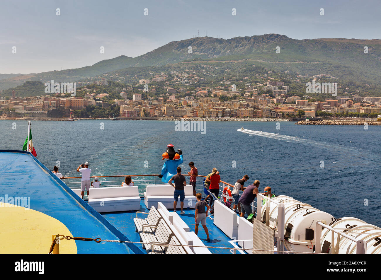 BASTIA, Corse, France - 23 juillet 2019 : voyage des passagers sur le pont du navire à passagers ferry Moby Vincent, paysage urbain en arrière-plan. Moby est un I Banque D'Images
