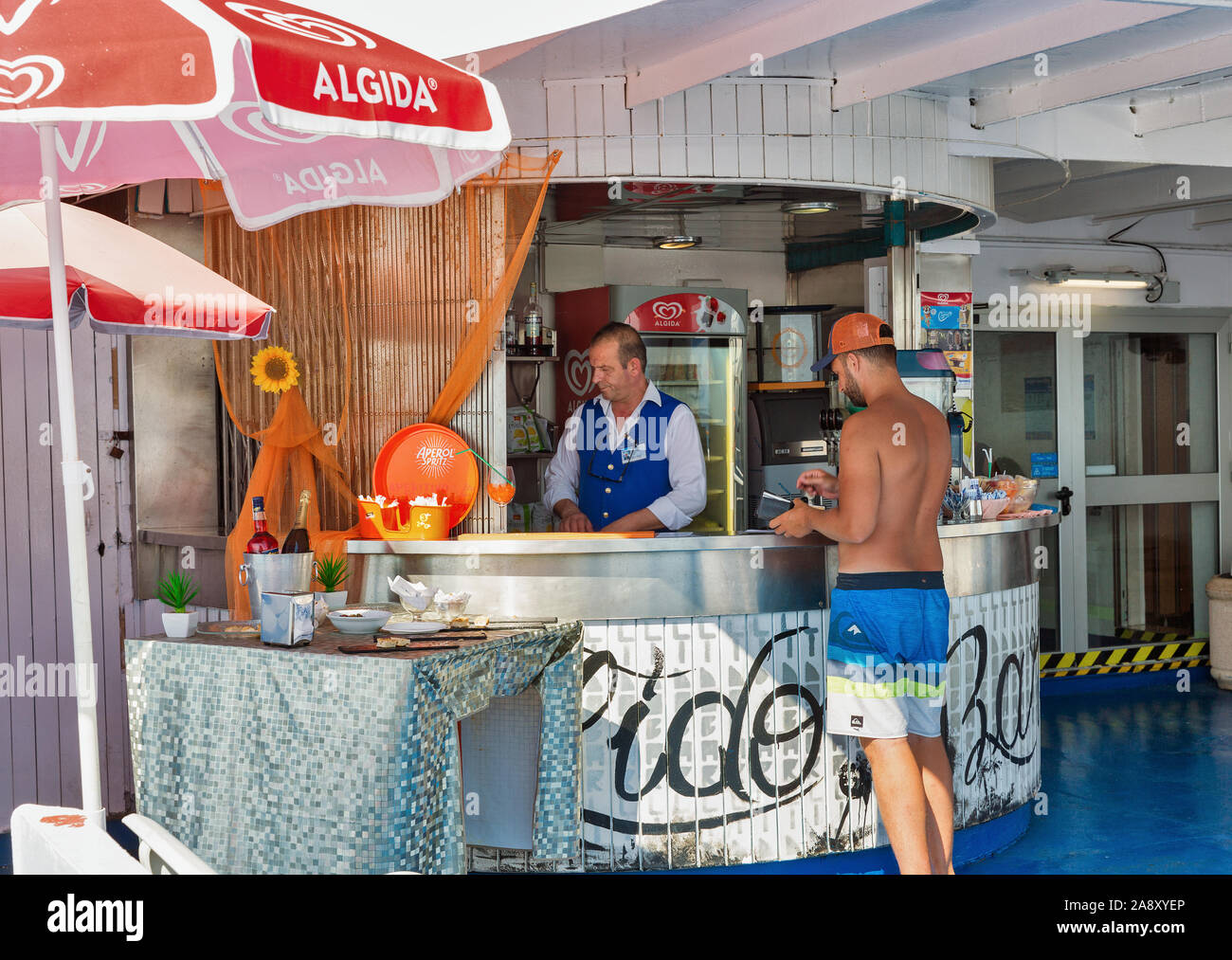 BASTIA, Corse, France - 23 juillet 2019 : Les passagers visiter bar sur le pont du Moby Vincent ferry navire à passagers. Moby est un armateur italien e Banque D'Images
