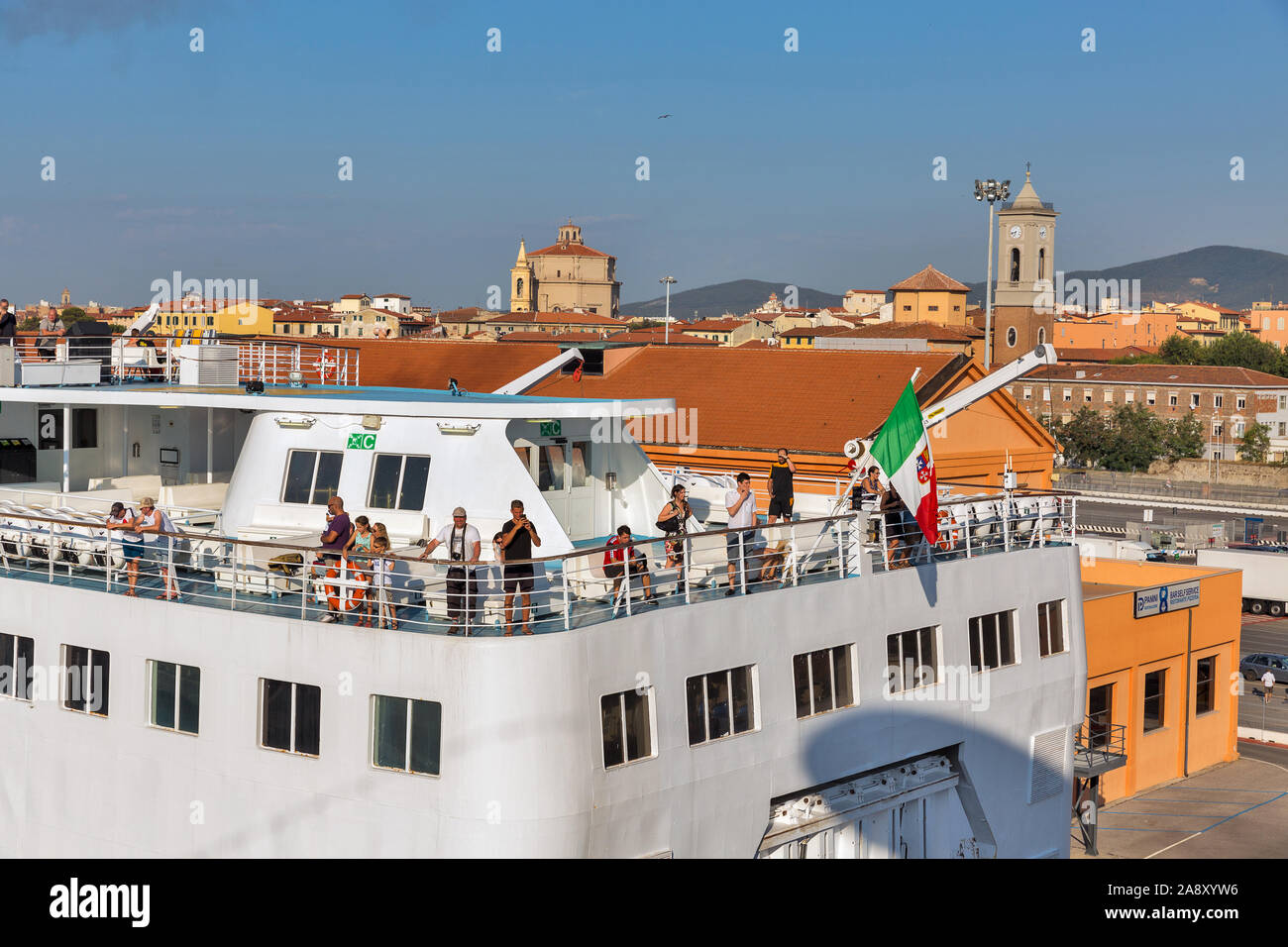 LIVORNO, ITALIE - 23 juillet 2019 : Les gens voyagent sur le pont de Corsica Ferries - Sardinia Ferries navire au port. C'est un compagnie de ferry qui opère traffic Banque D'Images