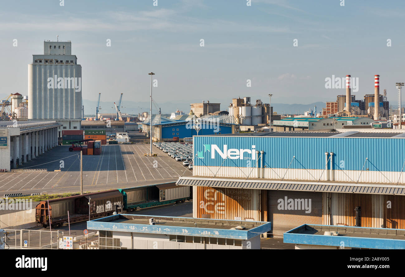 LIVORNO, ITALIE - 23 juillet 2019 : port de fret avec des grues, des tuyaux et des entrepôts. Livourne est une ville portuaire sur la mer Ligure sur la côte ouest de Tusca Banque D'Images
