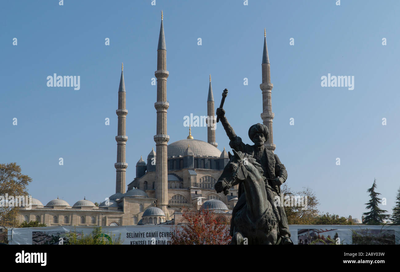Mehmet Fatih Sultan Mehmet le Conquérant statue avec mosquée Selimiye à Edirne, Turquie en arrière-plan Banque D'Images