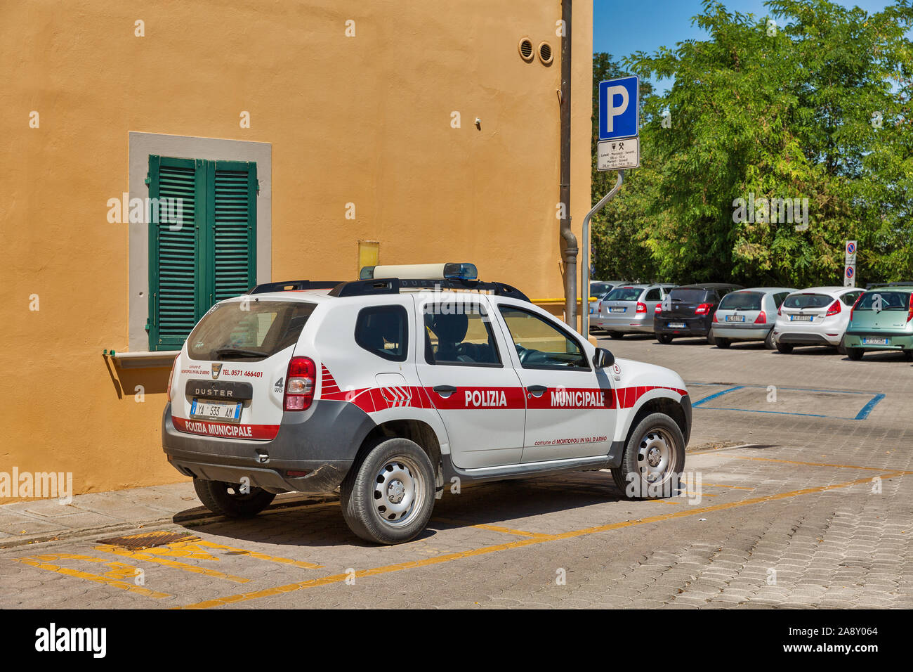 MONTOPOLI IN VAL D'ARNO, ITALIE - 24 juillet 2019 : la Police Municipale Renault Duster voiture garée dans la rue. C'est une municipalité dans la province de Pise Banque D'Images