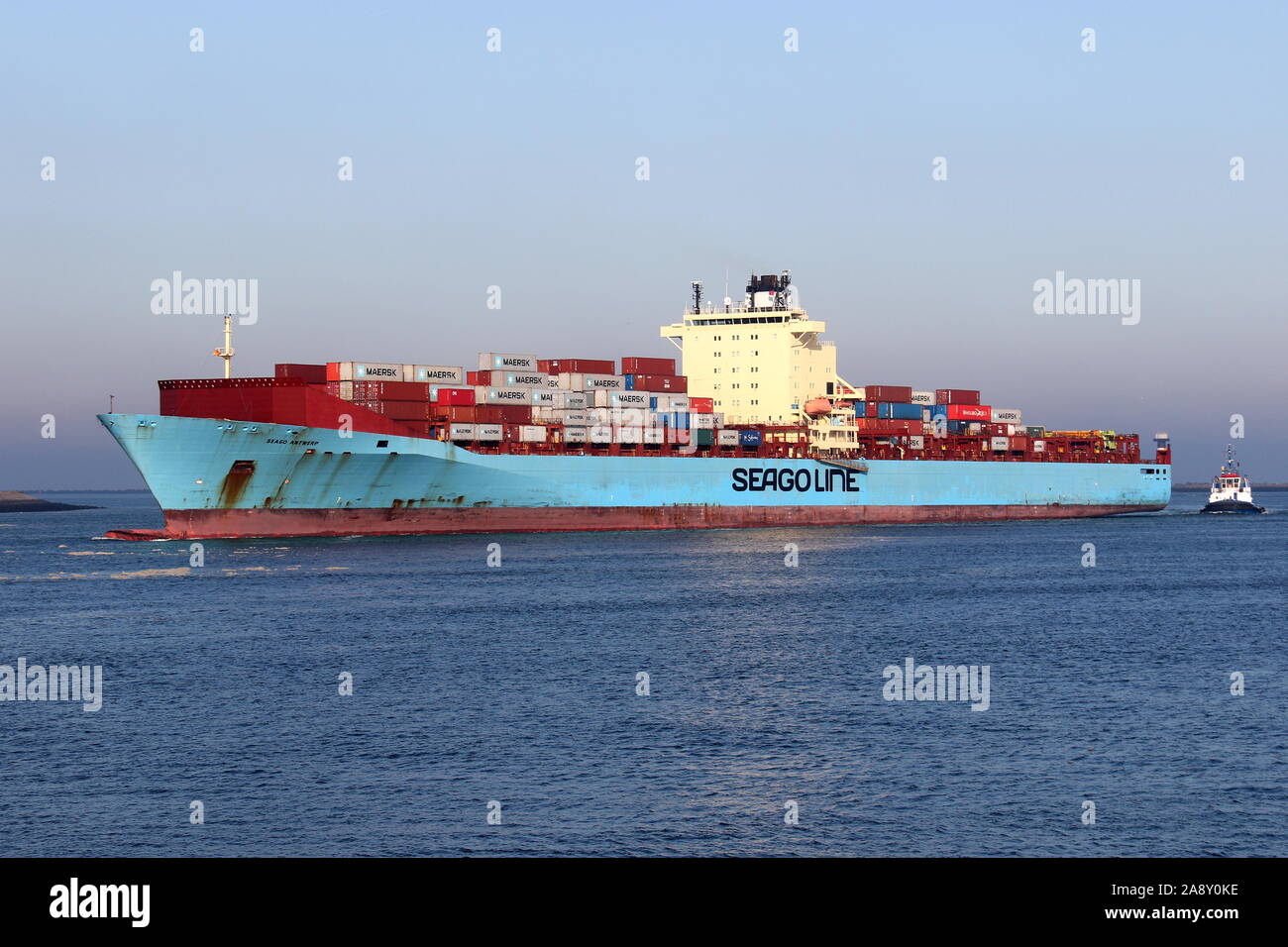 Le porte-conteneurs Seago Anvers atteint le port de Rotterdam le 30 octobre 2019. Banque D'Images