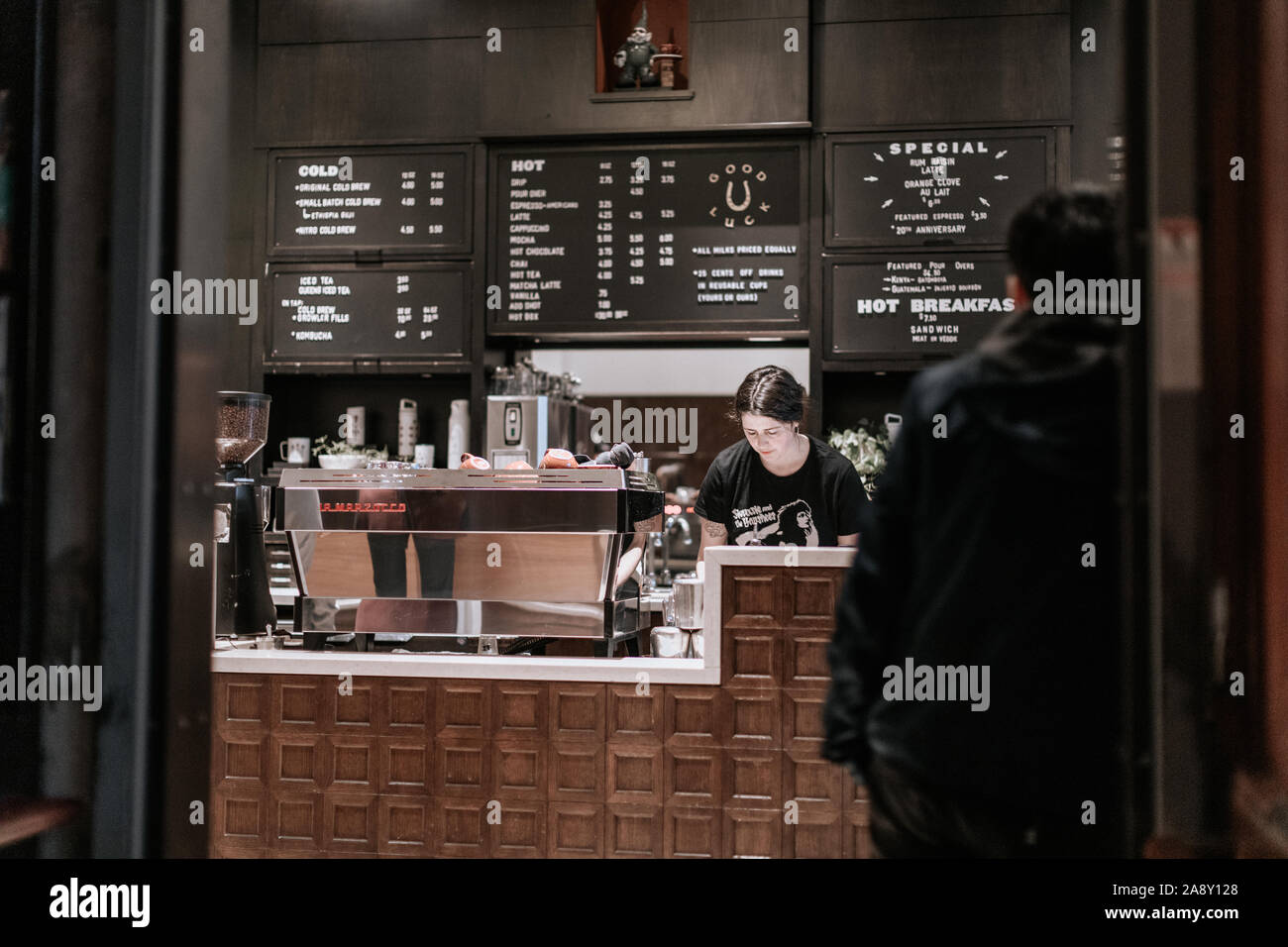 Portland, Oregon - Nov 10, 2019 : La célèbre patinoire Stumptown Coffee Roasters dans le centre-ville de Portland Banque D'Images