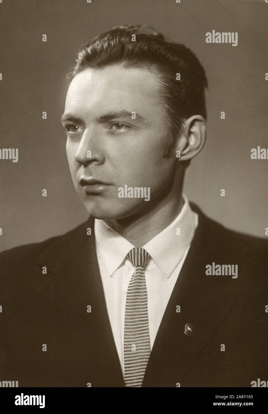 L'année 1965. Studio portrait d'un jeune homme russe dans une chemise  blanche avec une cravate et dans une veste. L'URSS Photo Stock - Alamy