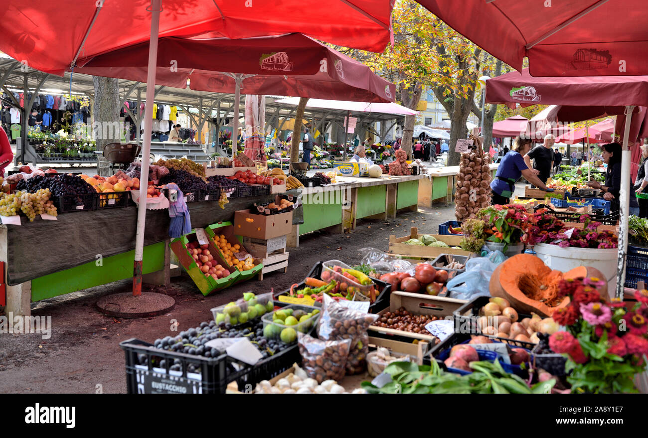 Les étals du marché couvert en plein air avec des fruits et des légumes pour la vente, Pula, Croatie Banque D'Images