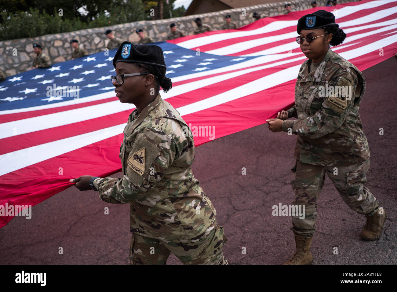 El Paso, Texas, USA. 11Th Nov, 2019. Les soldats du 1er Bataillon, 77e Régiment Blindé armure, 3e Brigade Combat Team ''Bulldog'', 1e Division blindée, porter un drapeau américain au cours d'une célébration de la Journée des vétérans à El Paso, au Texas. Crédit : Joel Angel Juarez/ZUMA/Alamy Fil Live News Banque D'Images El Paso, Texas, USA. 11Th Nov, 2019. Les soldats du 1er Bataillon, 77e Régiment Blindé armure, 3e Brigade Combat Team ''Bulldog'', 1e Division blindée, porter un drapeau américain au cours d'une célébration de la Journée des vétérans à El Paso, au Texas. Crédit : Joel Angel Juarez/ZUMA/Alamy Fil Live News Banque D'Images