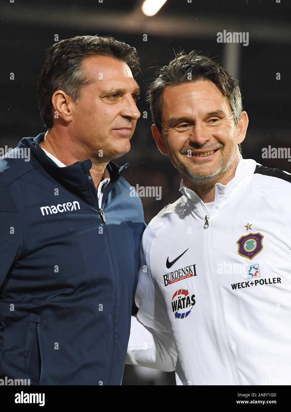 Karlsruhe, Allemagne. 11Th Nov, 2019. Soccer : 2ème Bundesliga, Karlsruher SC - Erzgebirge Aue, 13e journée dans le Wildparkstadion. Entraîneur Karlsruhe Alois Schwartz (l) et Auer coach Dirk Schuster sont ensemble avant le début du jeu. Credit : Uli Deck/DPA - NOTE IMPORTANTE : en conformité avec les exigences de la DFL Deutsche Fußball Liga ou la DFB Deutscher Fußball-Bund, il est interdit d'utiliser ou avoir utilisé des photographies prises dans le stade et/ou la correspondance dans la séquence sous forme d'images et/ou vidéo-comme des séquences de photos./dpa/Alamy Live News Banque D'Images