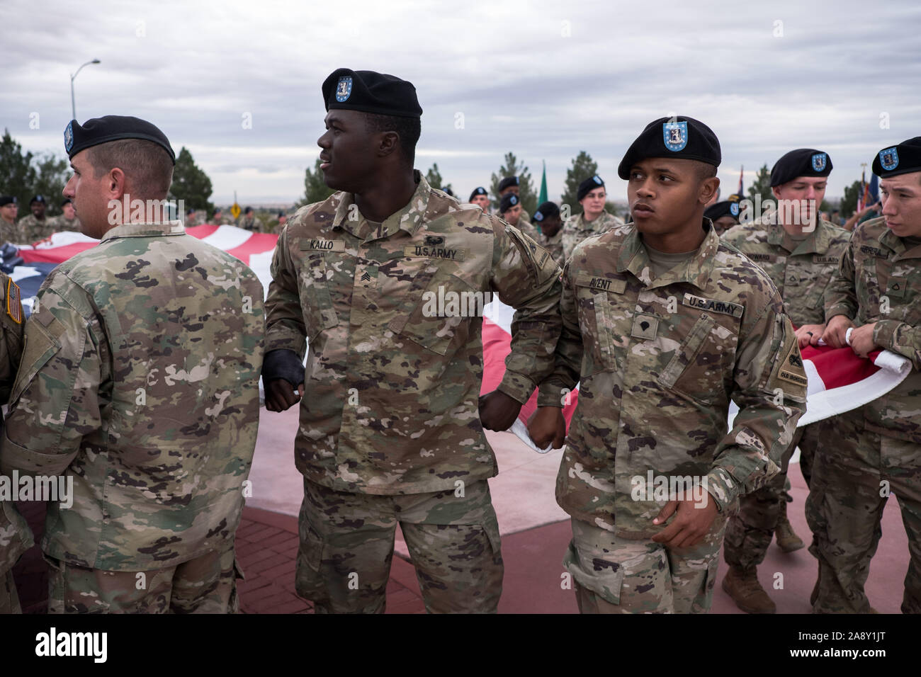 El Paso, Texas, USA. 11Th Nov, 2019. Les soldats du 1er Bataillon, 77e Régiment Blindé armure, 3e Brigade Combat Team ''Bulldog'', 1e Division blindée, porter un drapeau américain au cours d'une célébration de la Journée des vétérans à El Paso, au Texas. Crédit : Joel Angel Juarez/ZUMA/Alamy Fil Live News Banque D'Images El Paso, Texas, USA. 11Th Nov, 2019. Les soldats du 1er Bataillon, 77e Régiment Blindé armure, 3e Brigade Combat Team ''Bulldog'', 1e Division blindée, porter un drapeau américain au cours d'une célébration de la Journée des vétérans à El Paso, au Texas. Crédit : Joel Angel Juarez/ZUMA/Alamy Fil Live News Banque D'Images