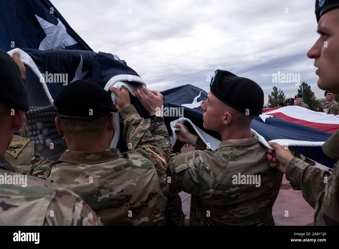 El Paso, Texas, USA. 11Th Nov, 2019. Les soldats du 1er Bataillon, 77e Régiment Blindé armure, 3e Brigade Combat Team ''Bulldog'', 1e Division blindée, porter un drapeau américain au cours d'une célébration de la Journée des vétérans à El Paso, au Texas. Crédit : Joel Angel Juarez/ZUMA/Alamy Fil Live News Banque D'Images El Paso, Texas, USA. 11Th Nov, 2019. Les soldats du 1er Bataillon, 77e Régiment Blindé armure, 3e Brigade Combat Team ''Bulldog'', 1e Division blindée, porter un drapeau américain au cours d'une célébration de la Journée des vétérans à El Paso, au Texas. Crédit : Joel Angel Juarez/ZUMA/Alamy Fil Live News Banque D'Images