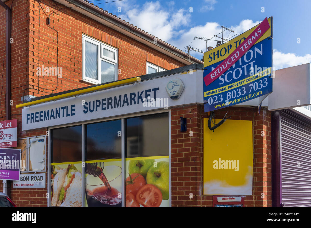 Façade avant / vitrine d'un petit supermarché fermé récemment à Southampton, England, UK Banque D'Images