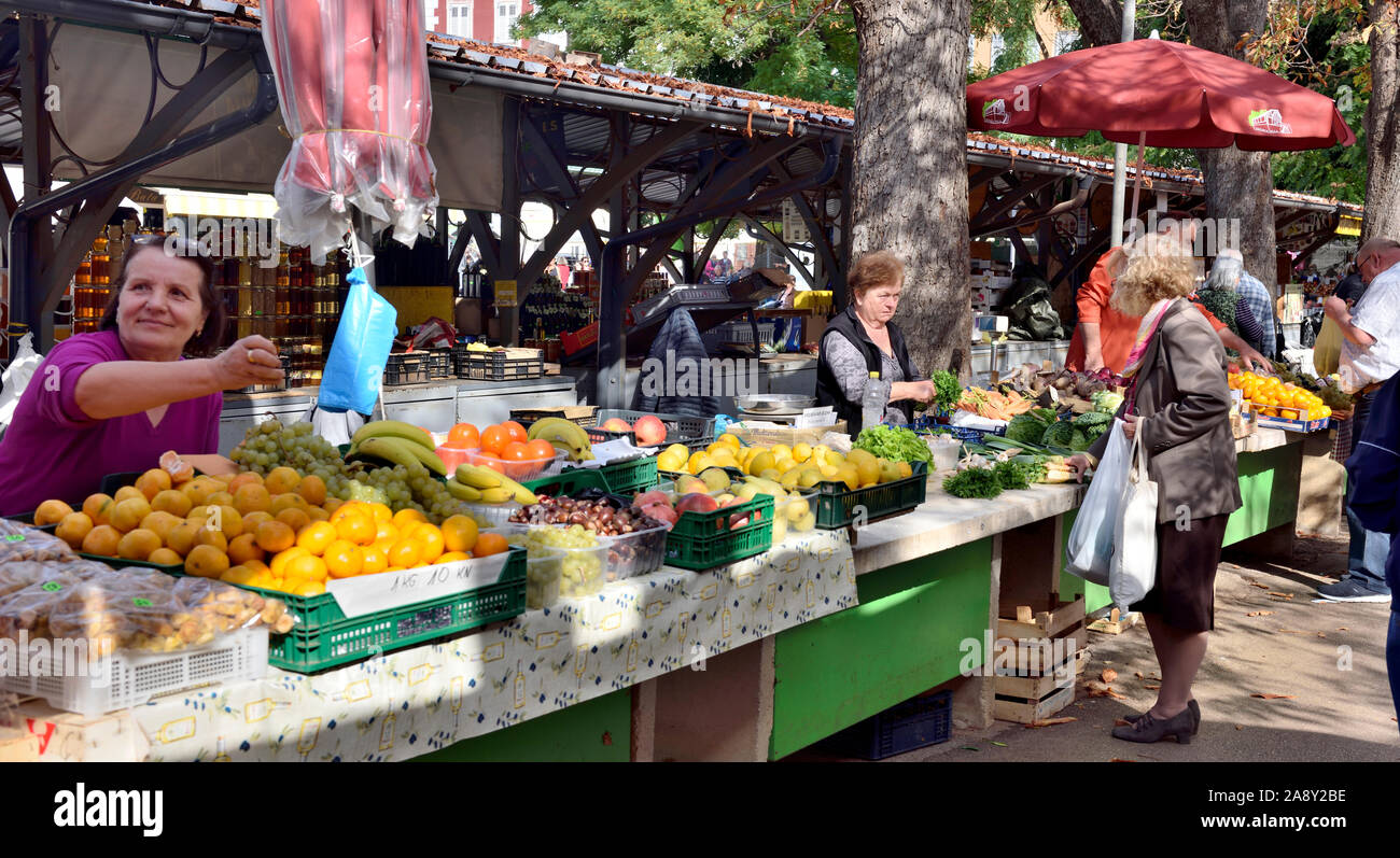 Les étals du marché couvert en plein air avec des fruits et des légumes pour la vente, Pula, Croatie Banque D'Images