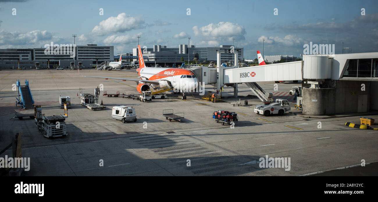 VOYAGE EASYJET - SE RENDRE DANS L'AVION - AVION EASYJET À l'aéroport, un PARKING GRATUIT ET D'EMBARQUEMENT DE VUE DU CIEL - l'AIRBUS A 320 EASY JET - PASSAGERS EMBARQUEMENT SUR UN VOL EASYJET AIRBUS 320 © Frédéric Beaumont Banque D'Images
