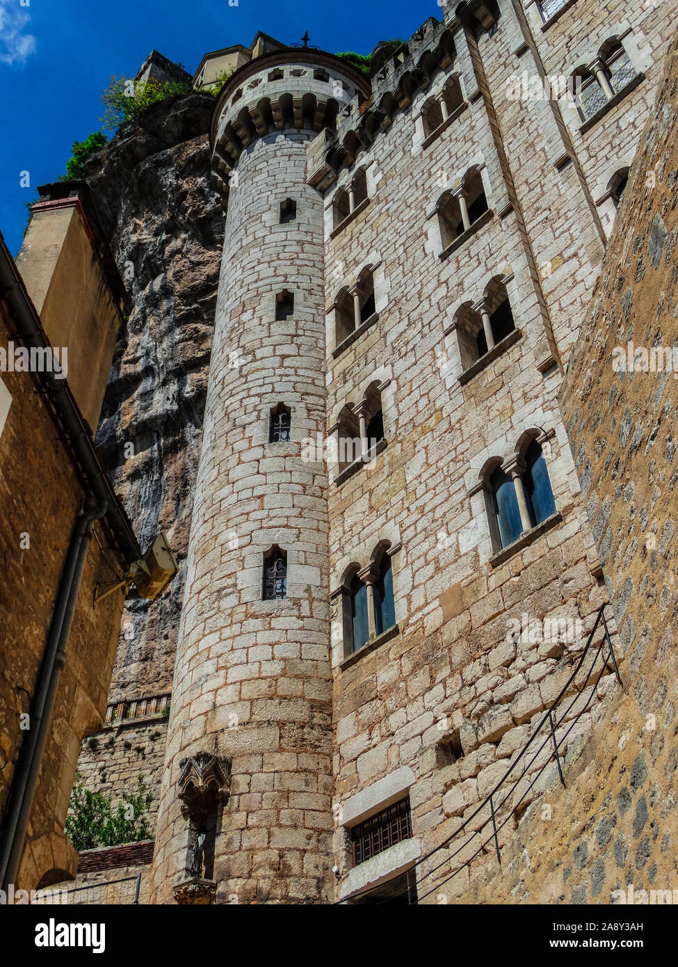 Rocamadour , Lot , France ; 18 Mai 2015 : Rocamadour, sanctuaire catholique monastère médiéval sur les rochers avec ciel bleu Banque D'Images Rocamadour , Lot , France ; 18 Mai 2015 : Rocamadour, sanctuaire catholique monastère médiéval sur les rochers avec ciel bleu Banque D'Images