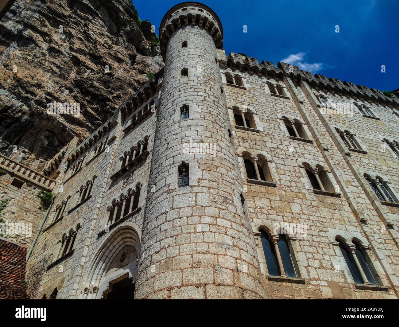 Rocamadour , Lot , France ; 18 Mai 2015 : Rocamadour, sanctuaire catholique monastère médiéval sur les rochers avec ciel bleu Banque D'Images Rocamadour , Lot , France ; 18 Mai 2015 : Rocamadour, sanctuaire catholique monastère médiéval sur les rochers avec ciel bleu Banque D'Images