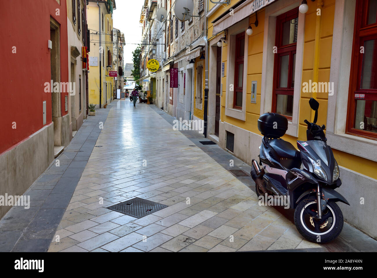 Petite rue étroite pavée en marbre dans le centre de la vieille ville de Pula, Croatie Banque D'Images