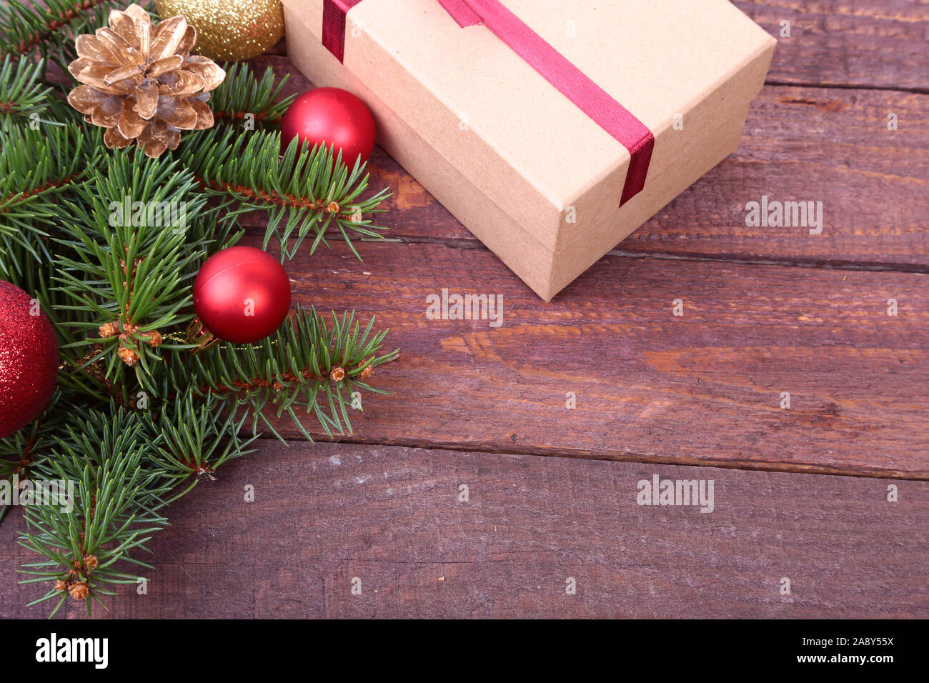 Arbre de Noël avec boîte cadeau et décorations sur fond de bois de l'espace pour le lettrage Banque D'Images