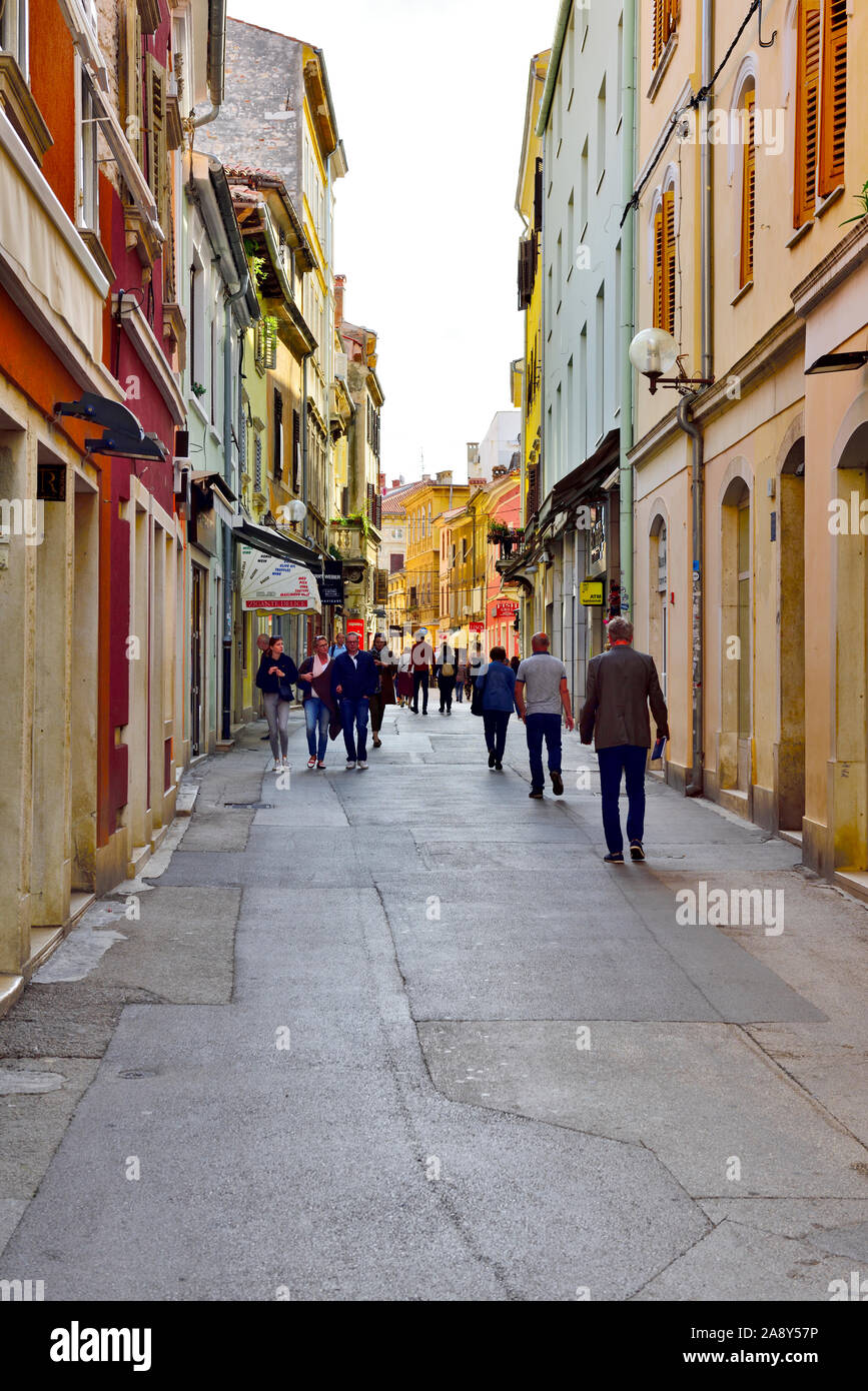 La rue piétonne (Rue Sergijevaca) dans le centre de vieille ville de Pula, Croatie, qui mène au quartier commerçant Banque D'Images