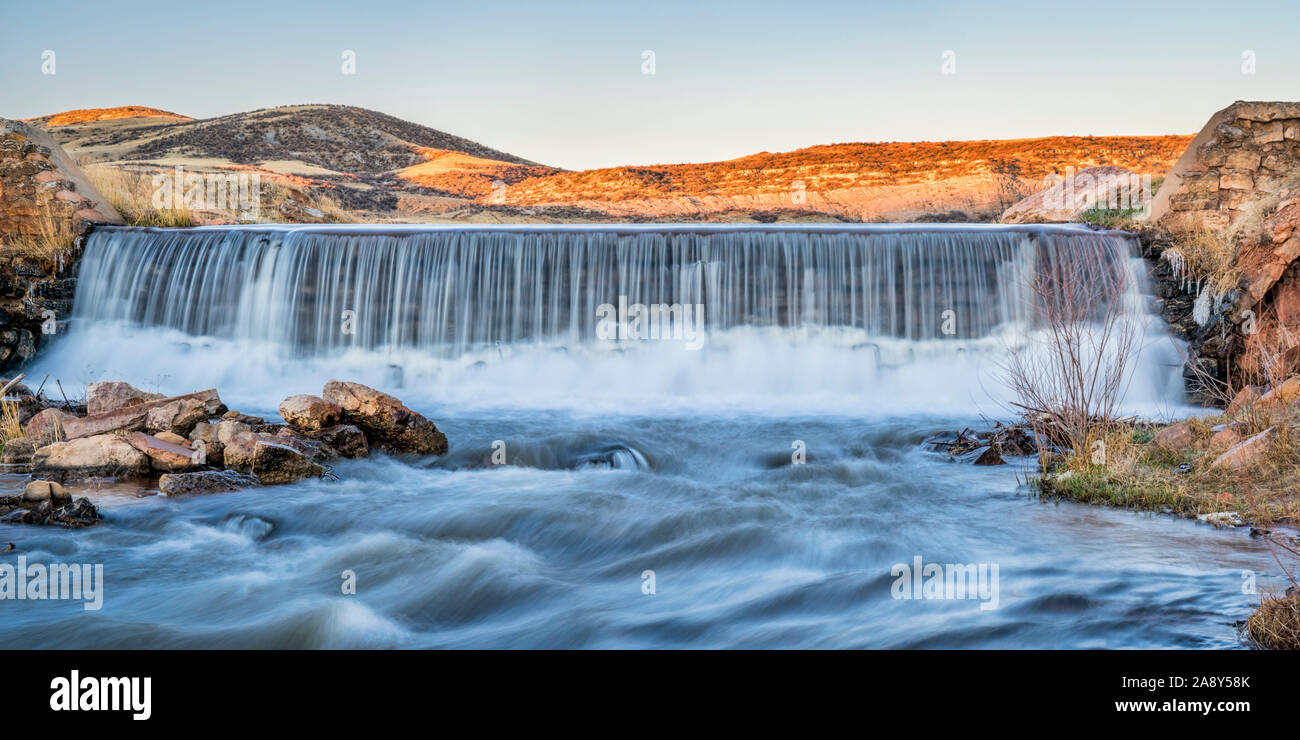 En cascade de l'eau sur un barrage de déviation dans le Colorado foothills Banque D'Images