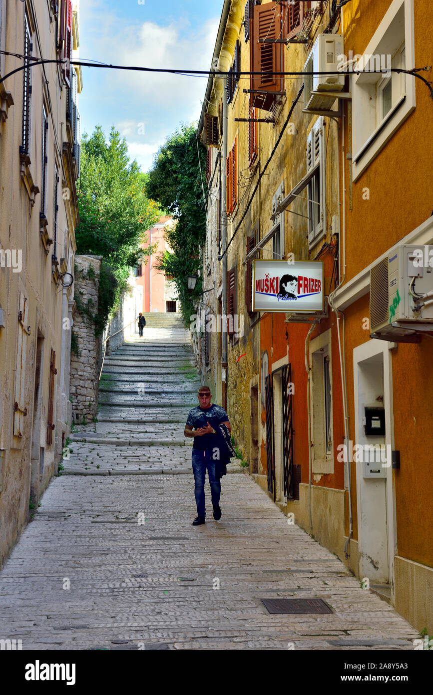 Petite passerelle piétonne, rue étroite de la vieille ville, le centre de Pula, Croatie Banque D'Images
